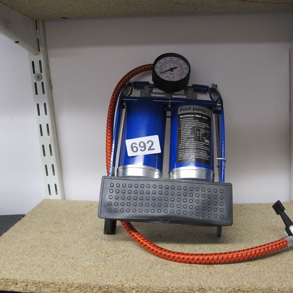 Lot 692: Foot pump