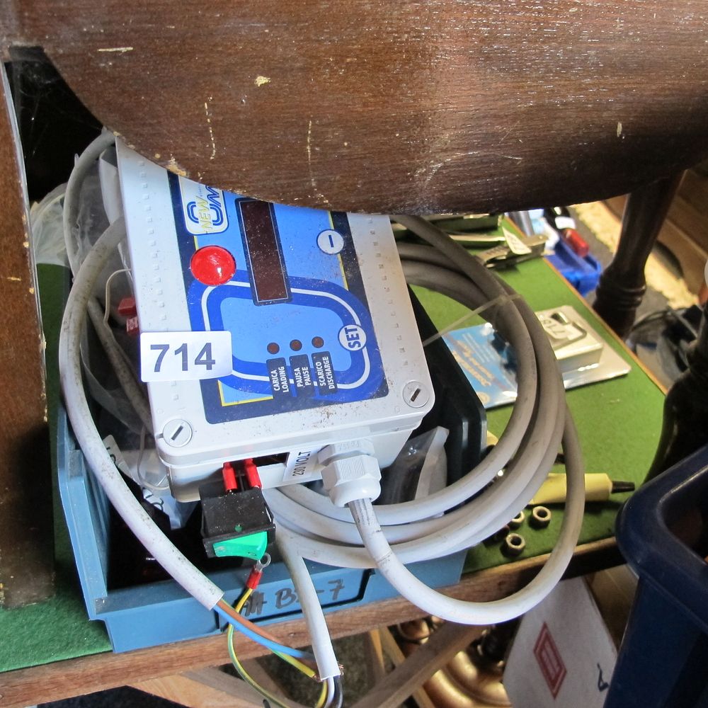 Lot 714: box of electrical items