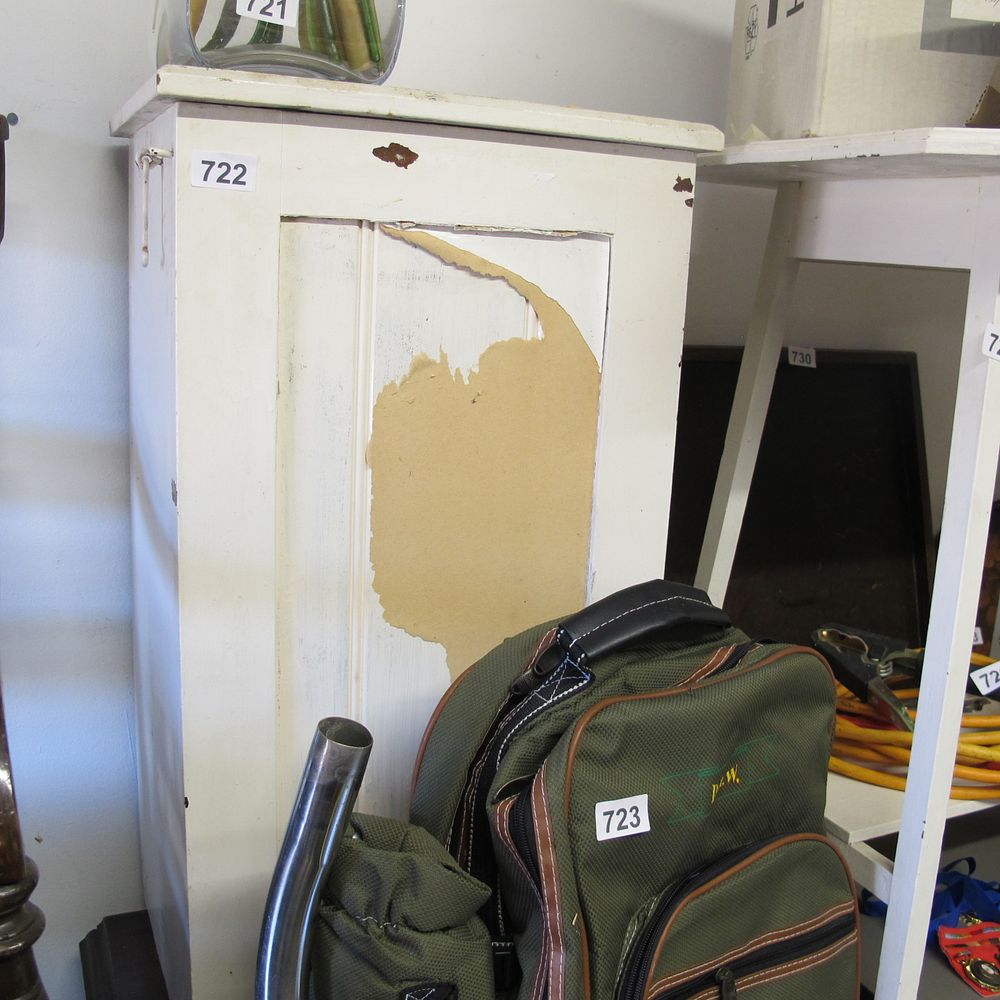 Lot 722: Bathroom cabinet