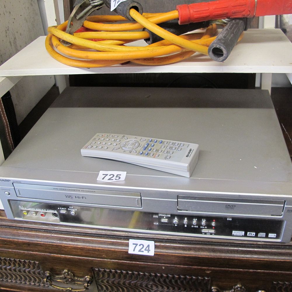 Lot 725: VHS/DVD recorder