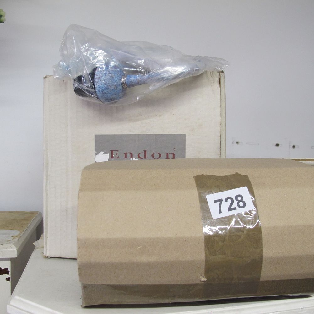 Lot 728: Light fitting