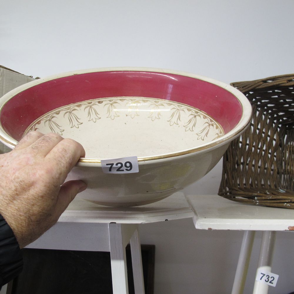 Lot 729: Ceramic bowl