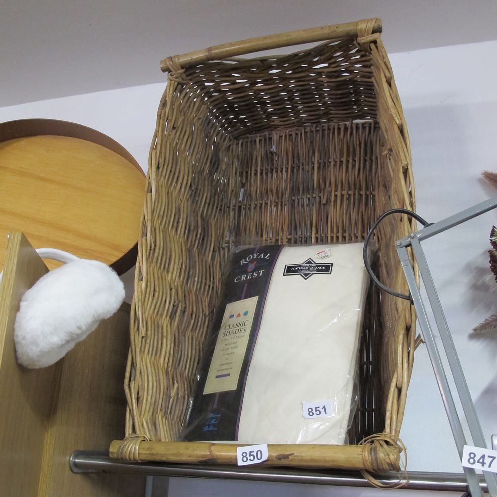 Lot 850: wicker basket