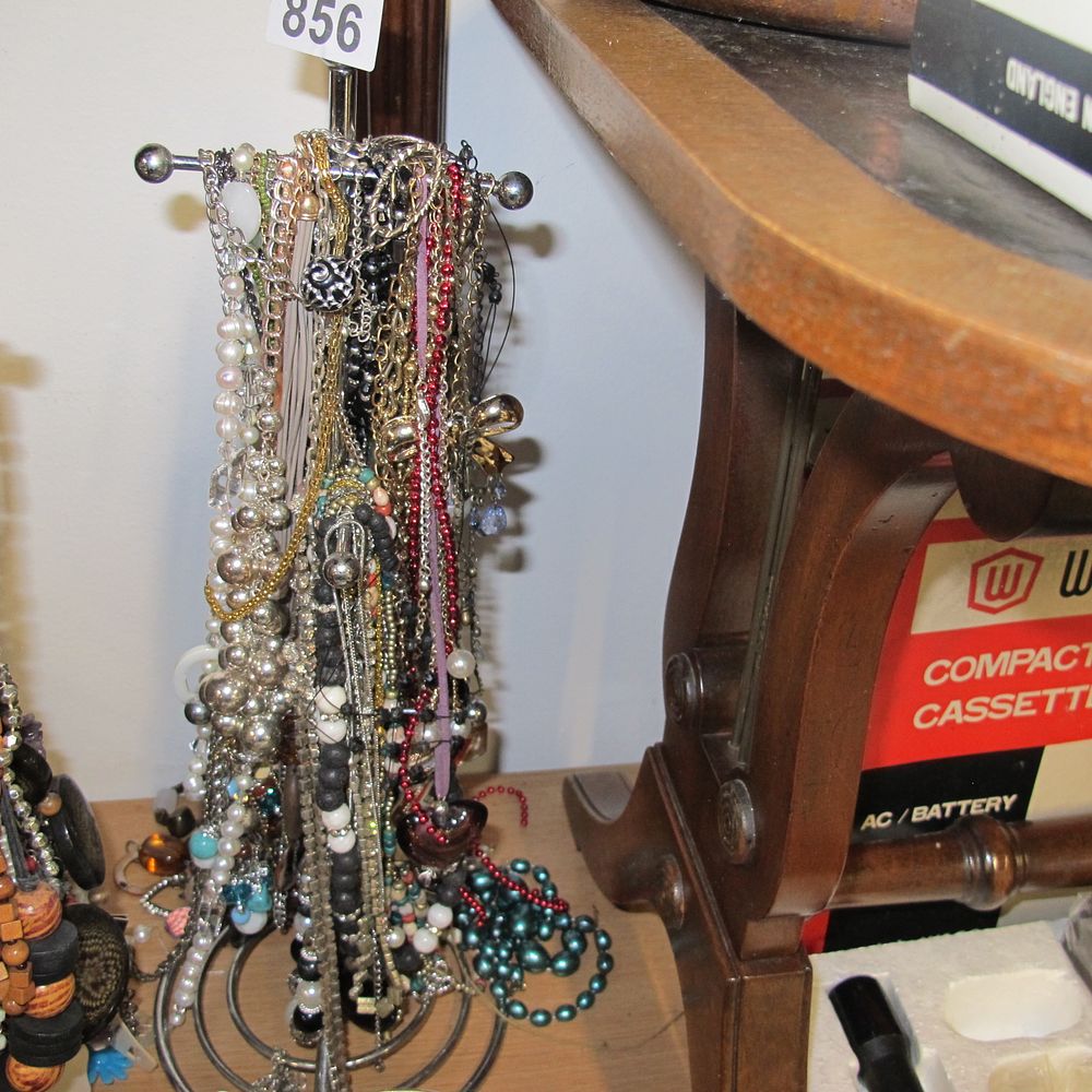 Lot 856: Costume jewellery