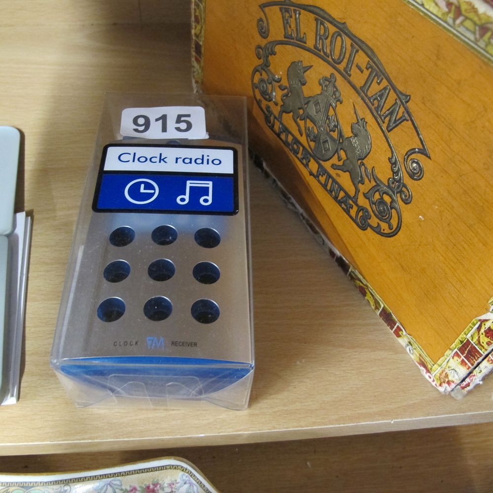Lot 915: clock radio