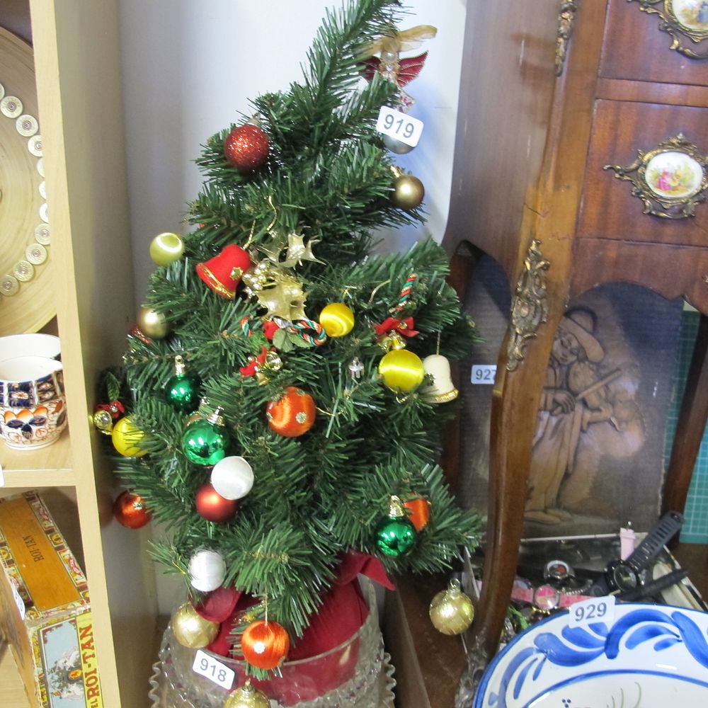 Lot 919: pre-decorated christmas tree