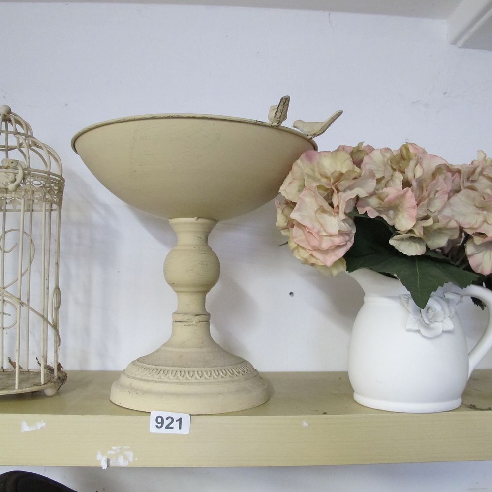 Lot 921: bird bath