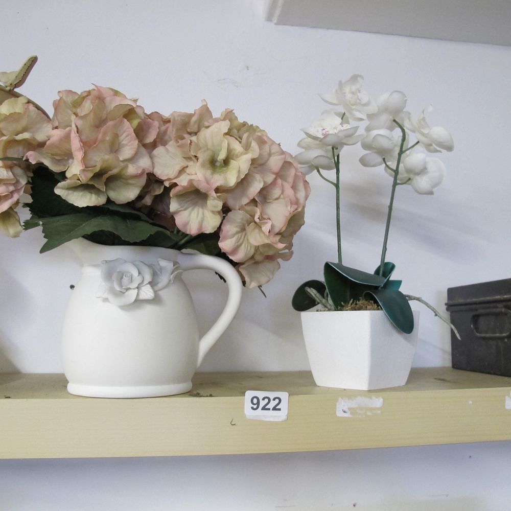 Lot 922: 2 vases and artificial flowers