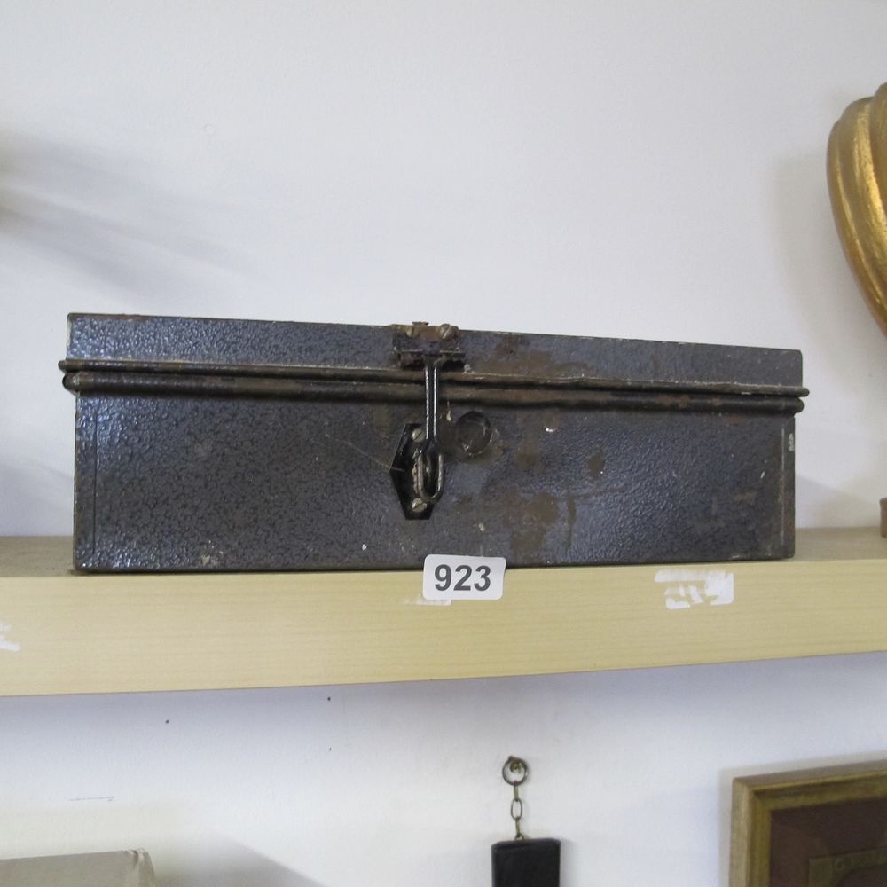 Lot 923: lockable metal tin