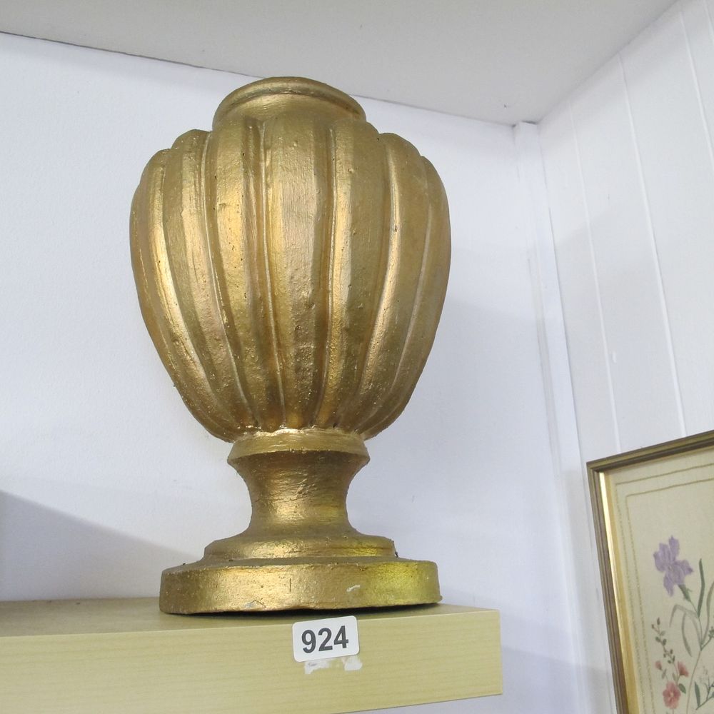 Lot 924: vase