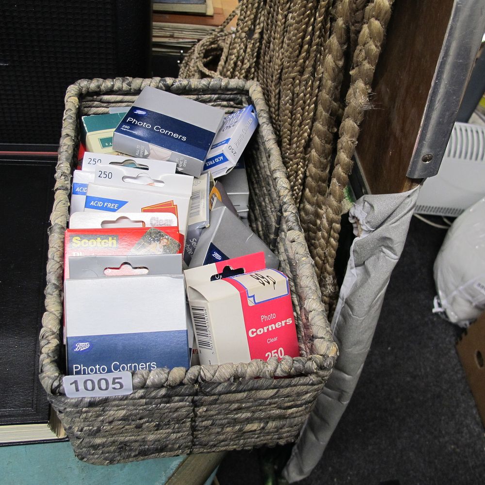 Lot 1005: acid free photo corners