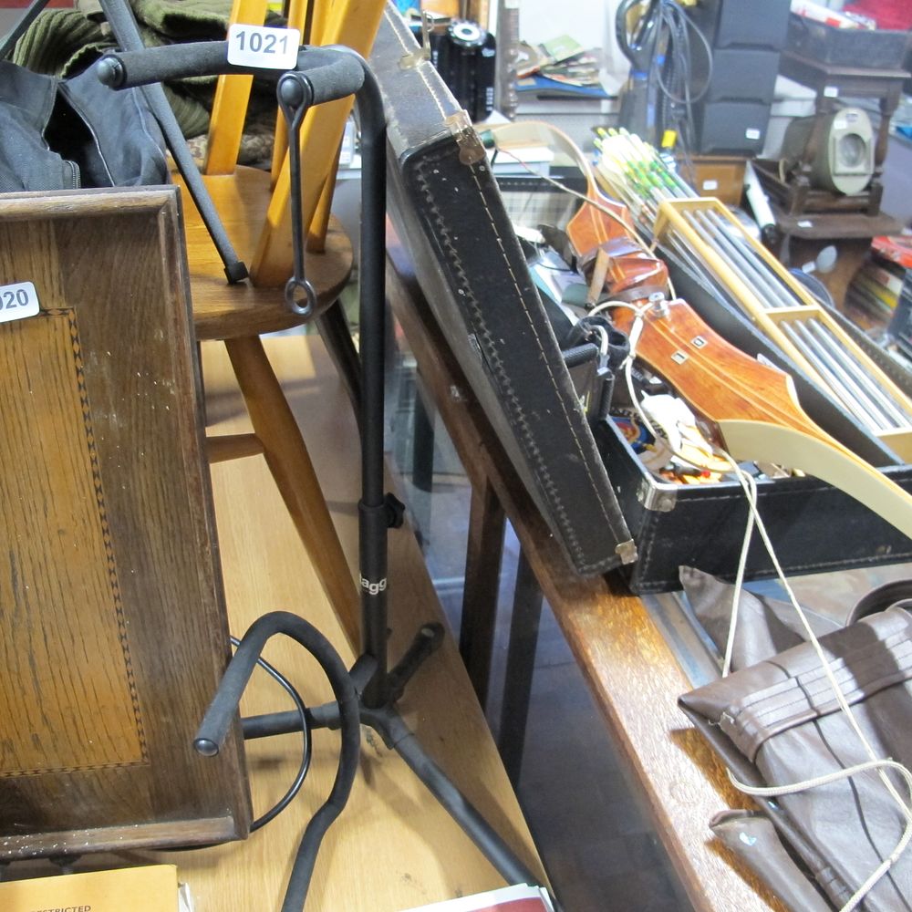 Lot 1021: instrument stand