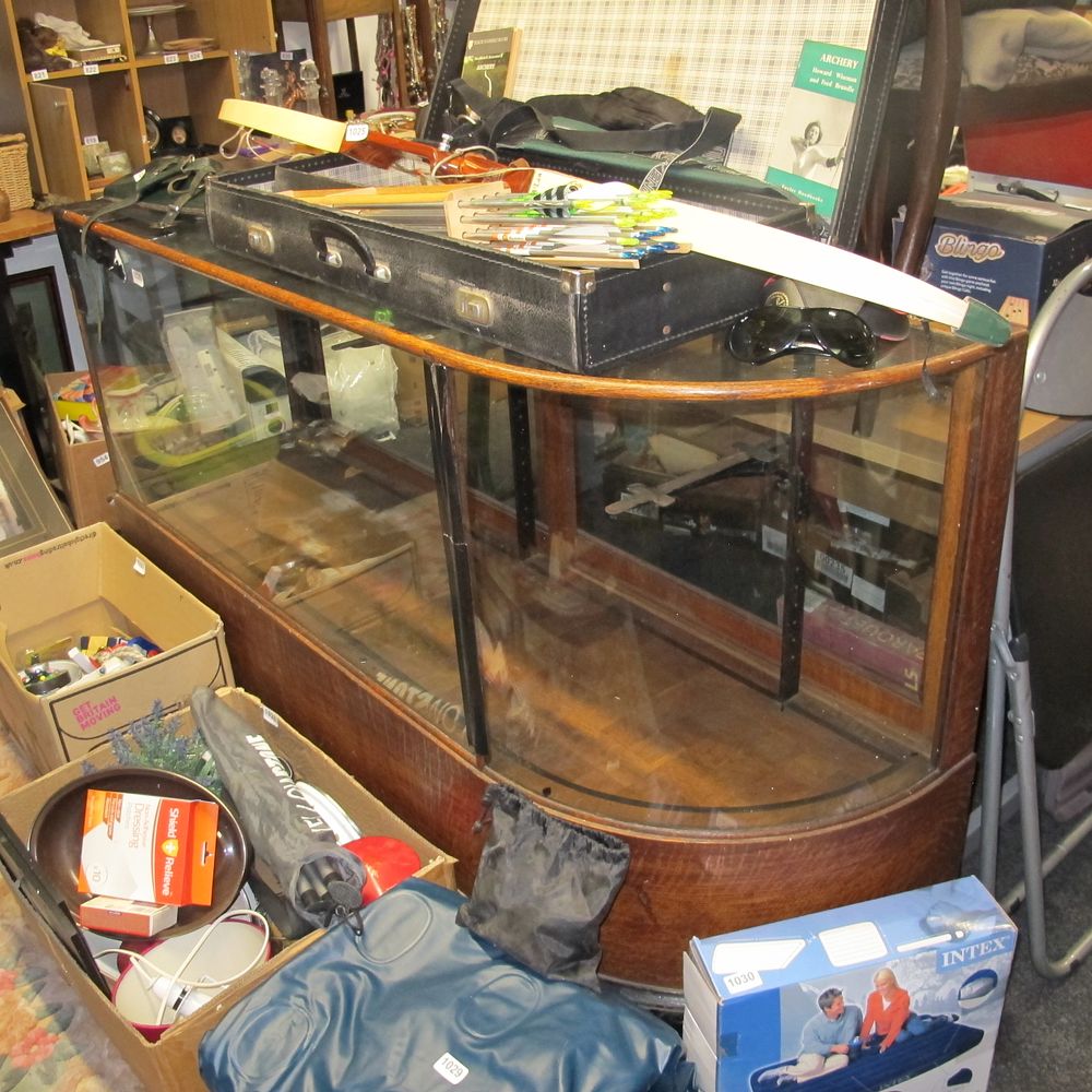 Lot 1026: A glass retail display unit