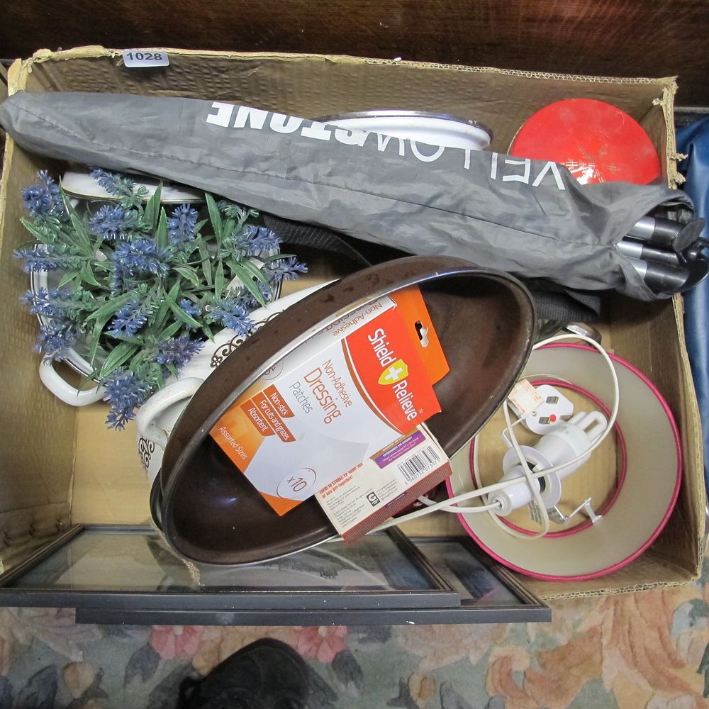 Lot 1028: Box of misc