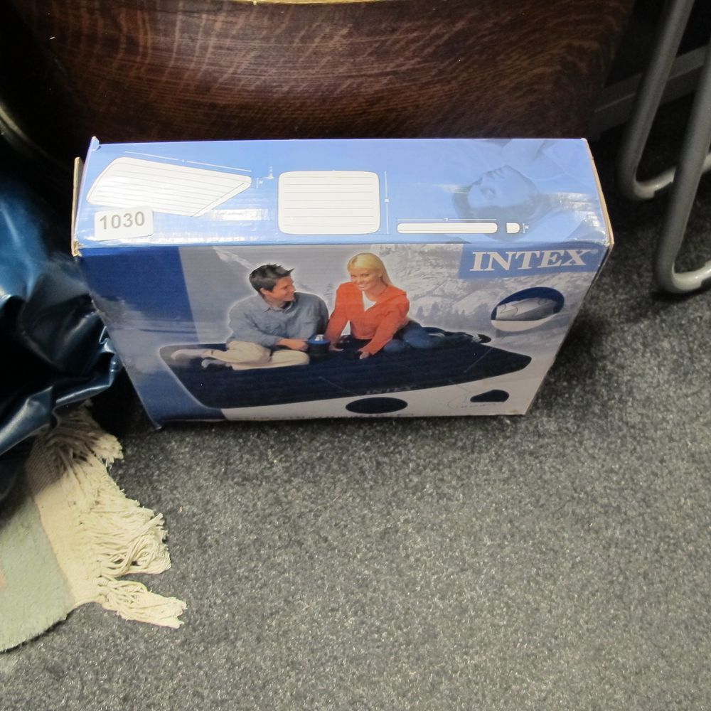 Lot 1030: Double air bed