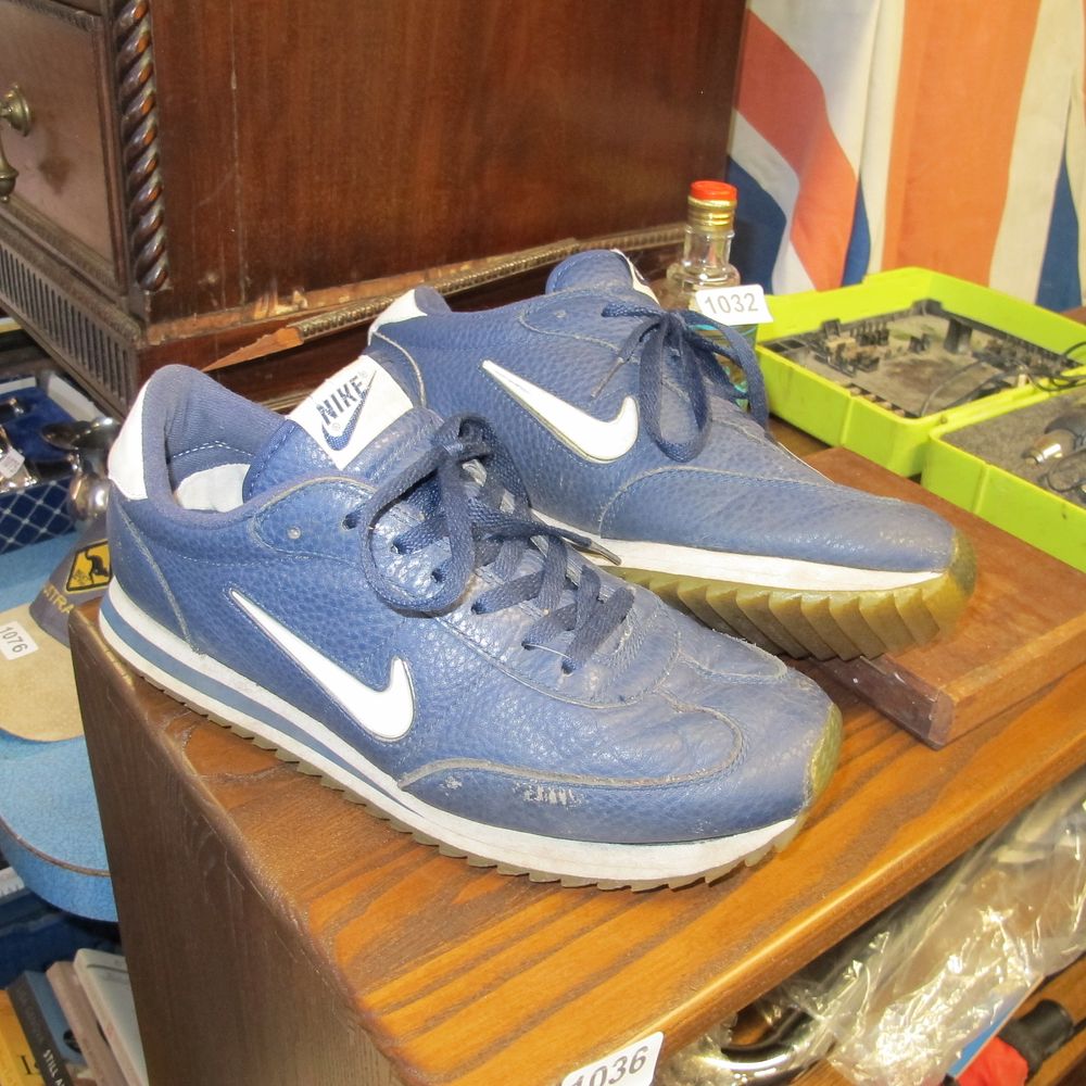 Lot 1031: A pair of Nike trainers