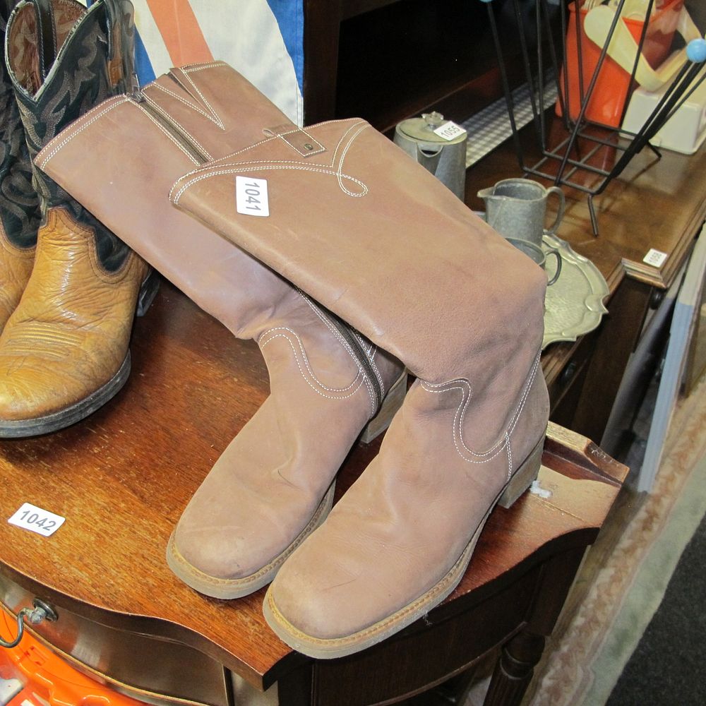 Lot 1041: A pair of plain cowboy boots