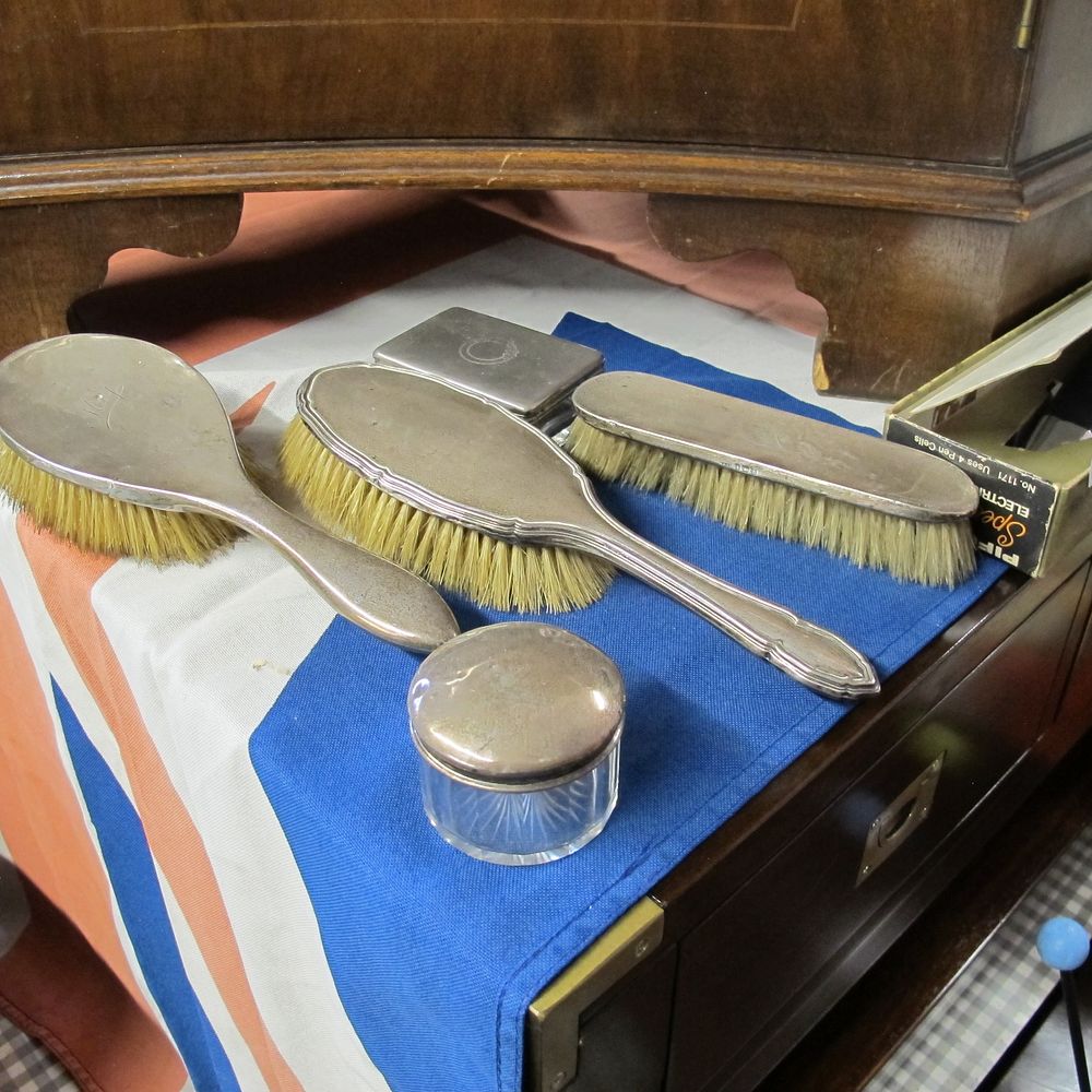 Lot 1045: Dressing table vanity set