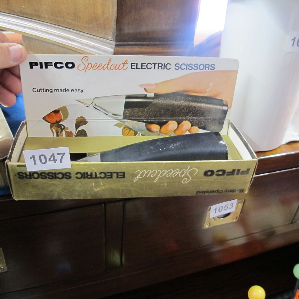 Lot 1047: Pifco electric scissors