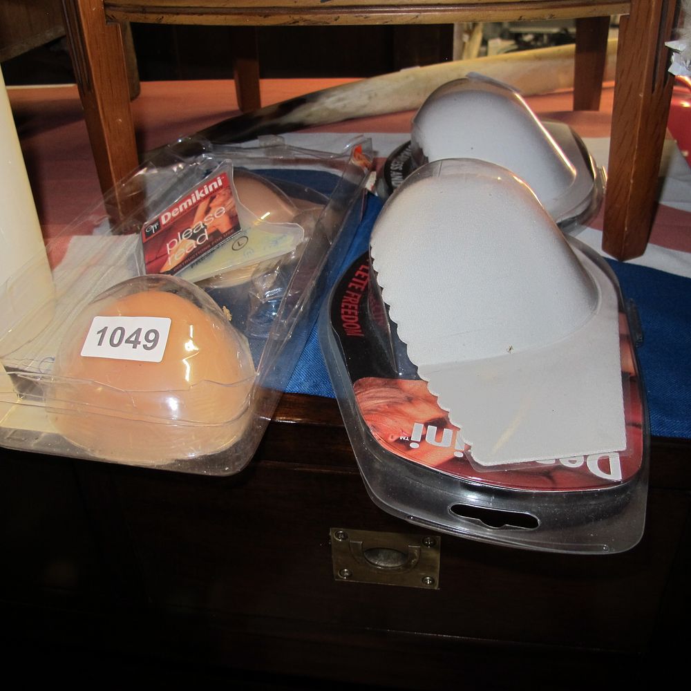 Lot 1049: push up bra and inserts