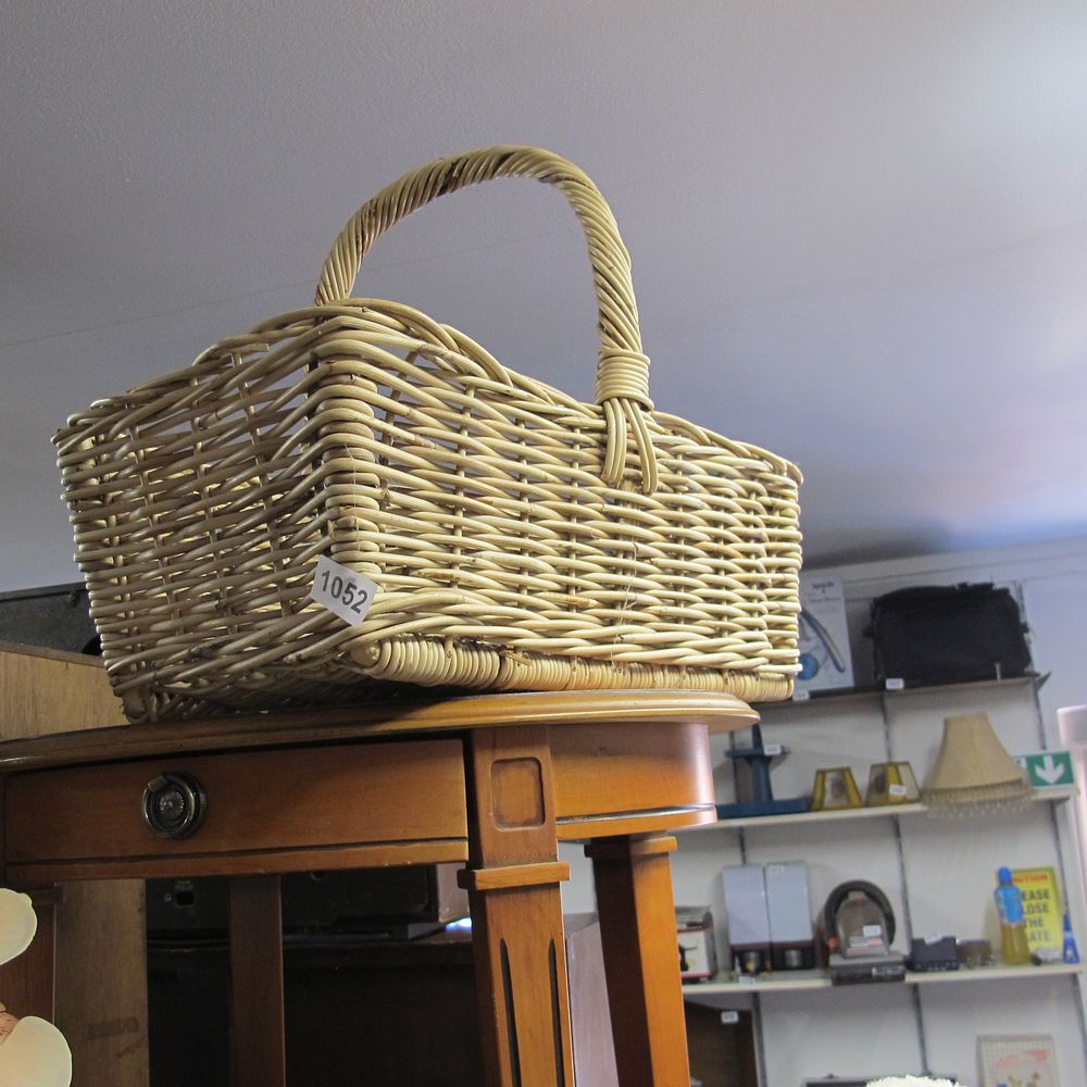Lot 1052: Wicker basket