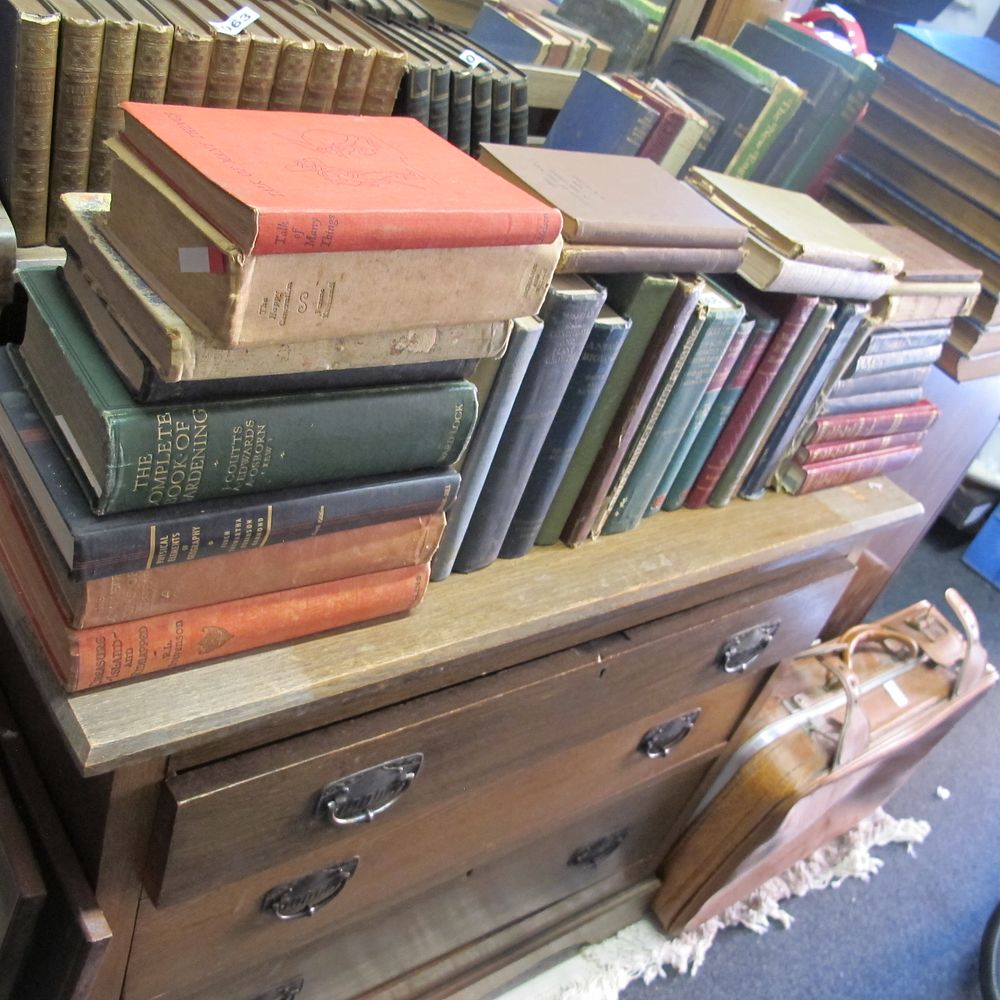 Lot 1066: A quantity of books