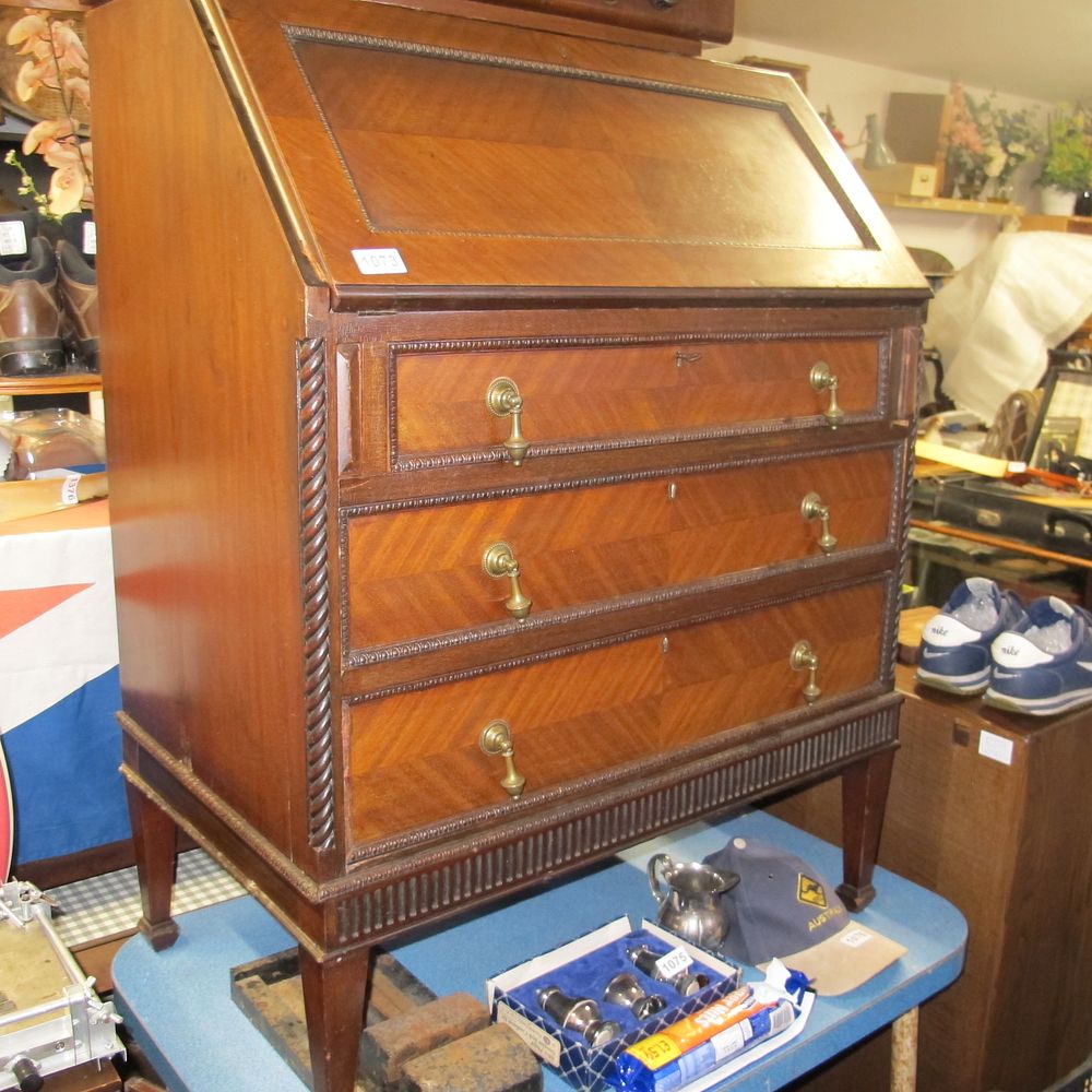 Lot 1073: A bureau
