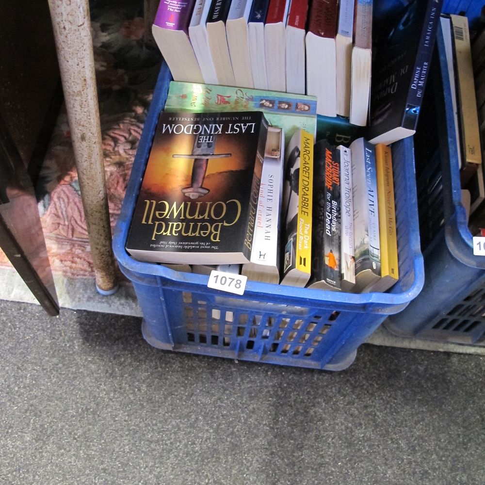 Lot 1078: A quantity of books