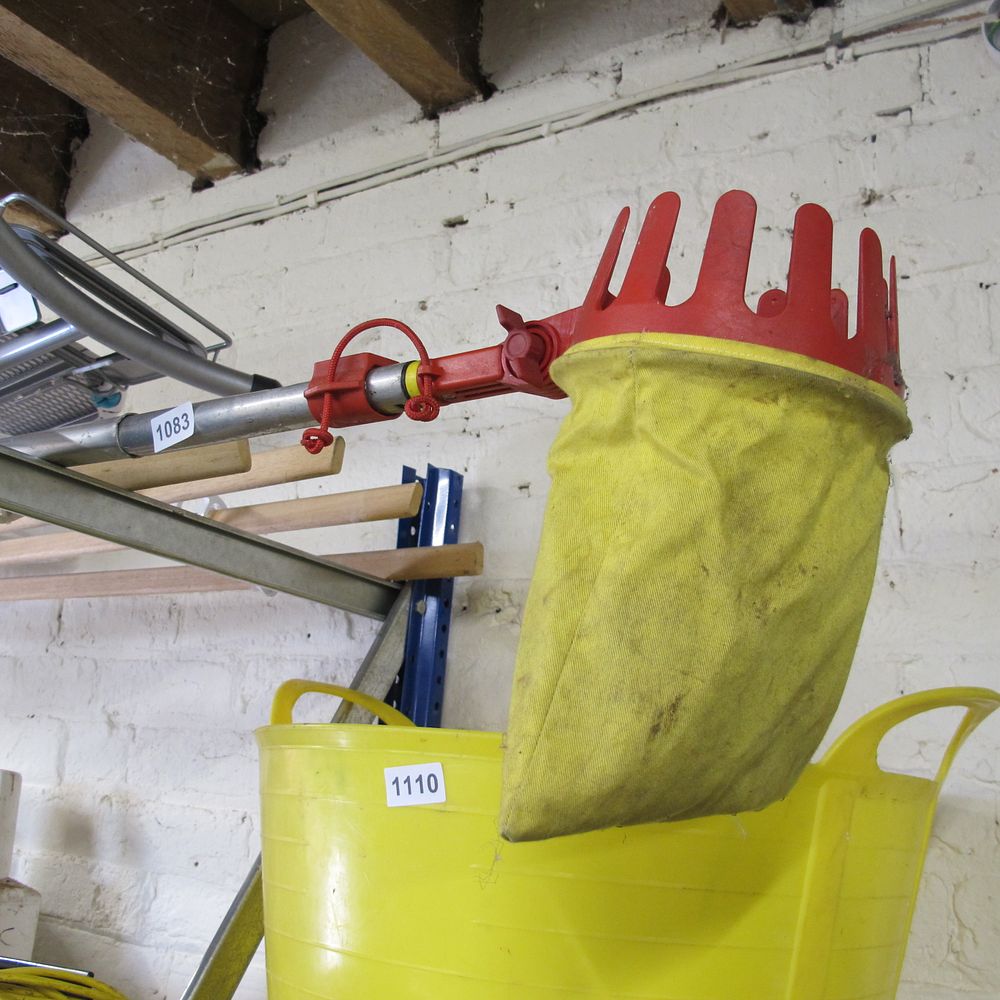 Lot 1083: long handled pond cleaner