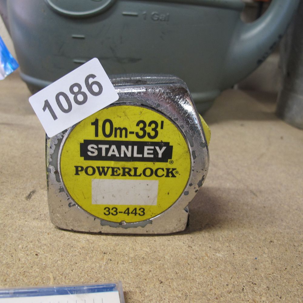 Lot 1086: Stanley 33' tape measure