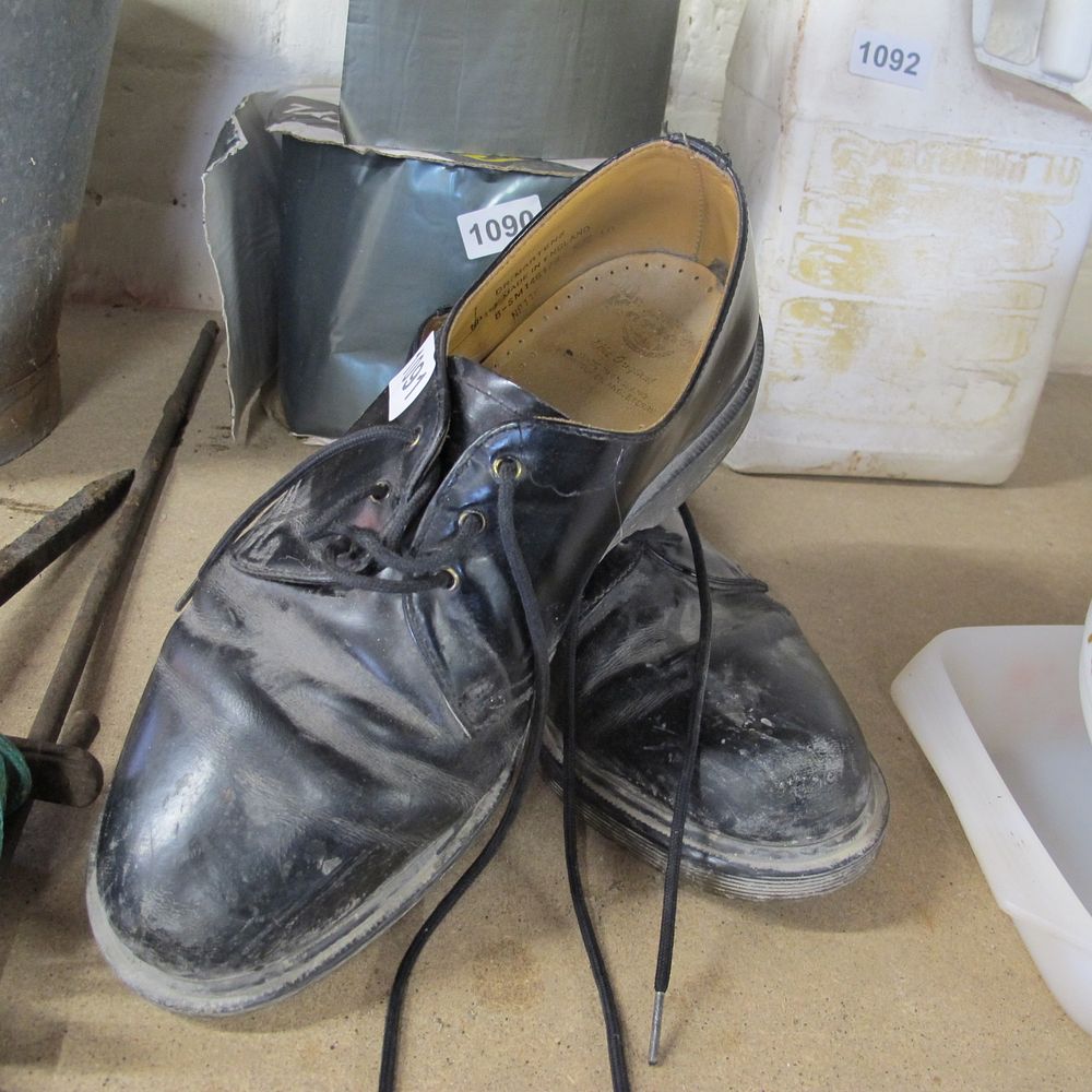 Lot 1091: A pair of black shoes