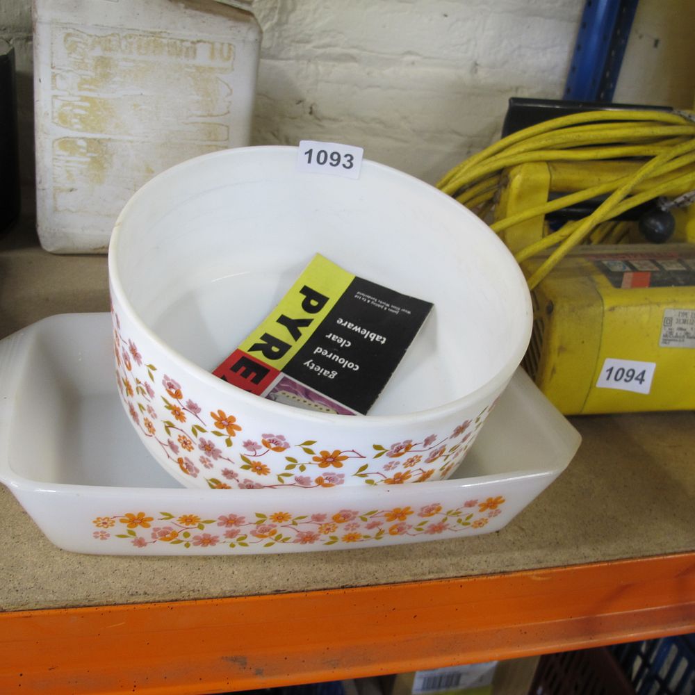 Lot 1093: Pyrex oven dishes