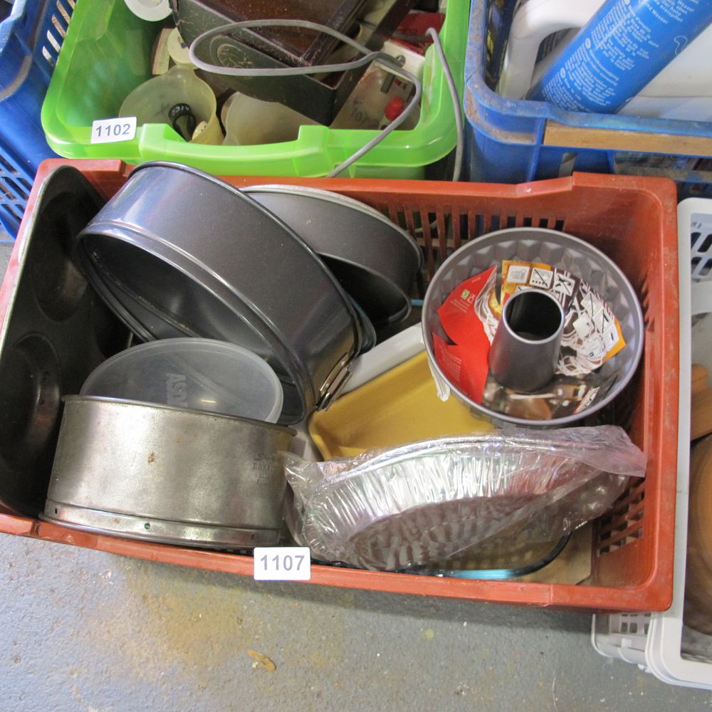 Lot 1107: Box of kitchen ware