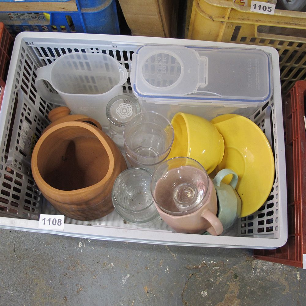 Lot 1108: Box of misc