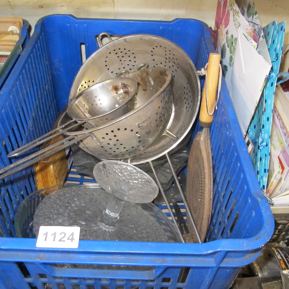 Lot 1124: Box of misc