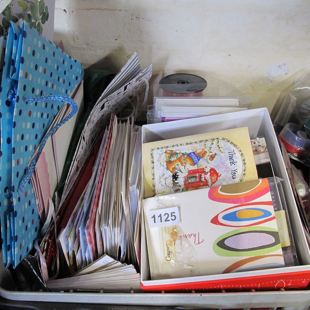 Lot 1125: qty of greetings cards