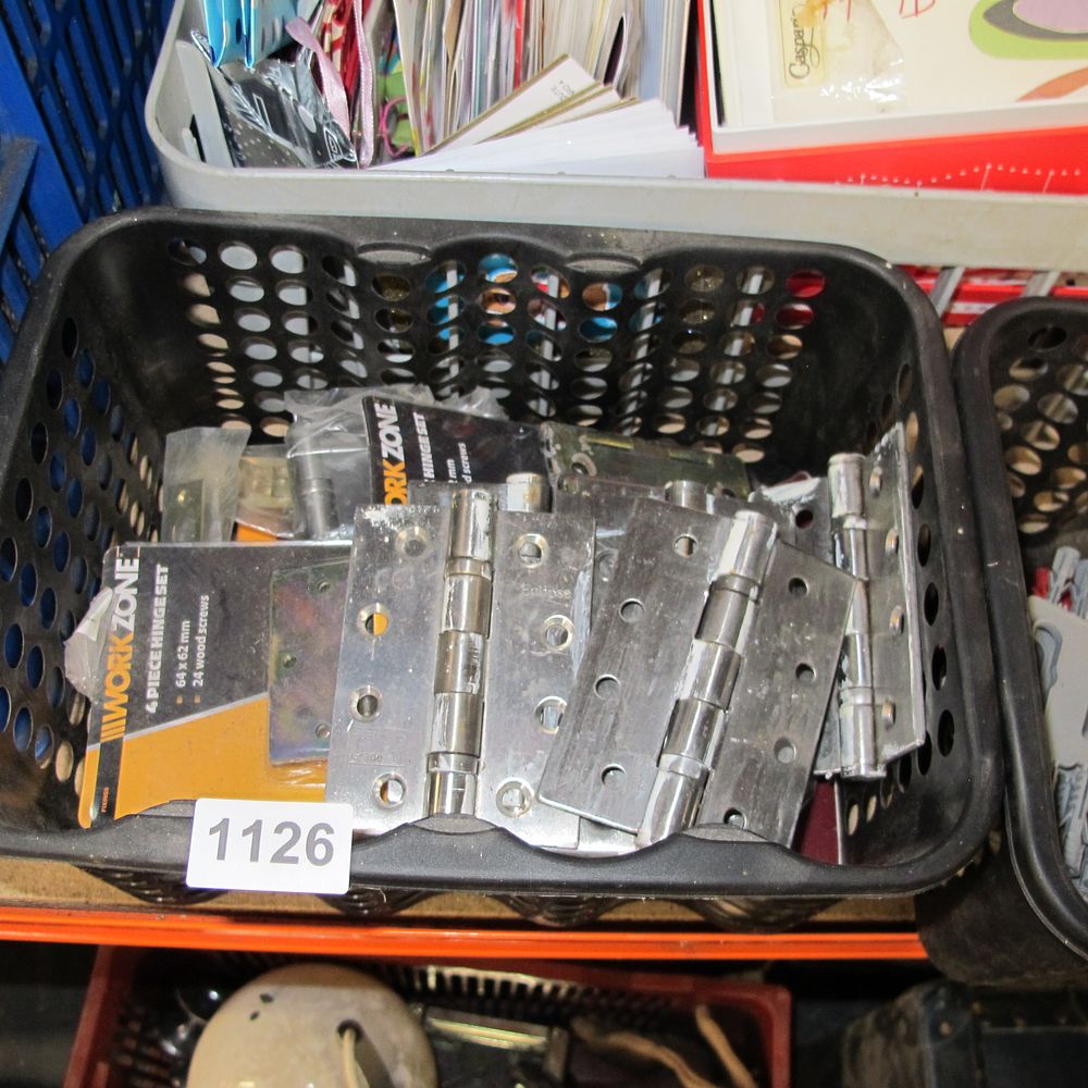 Lot 1126: tub of brackets