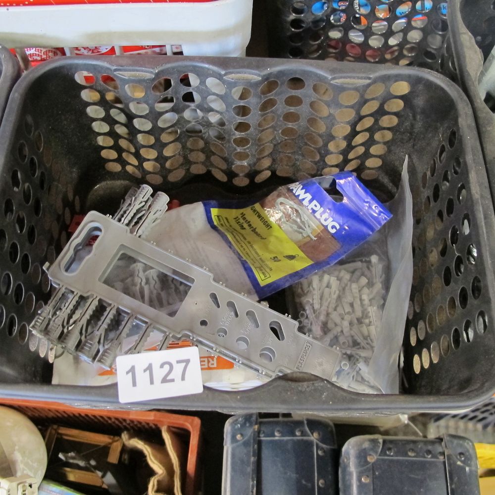 Lot 1127: tub of fixings