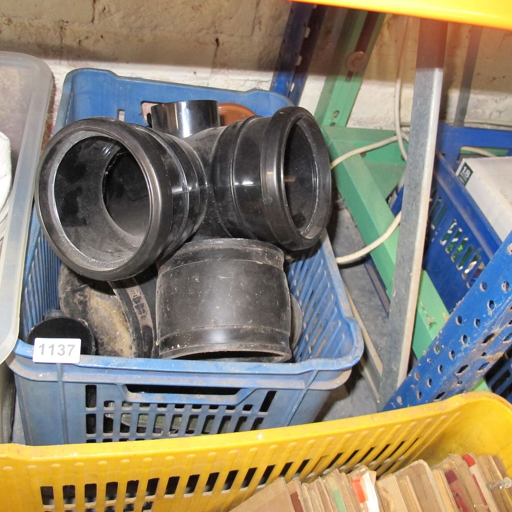 Lot 1137: tub of drain pipe bits