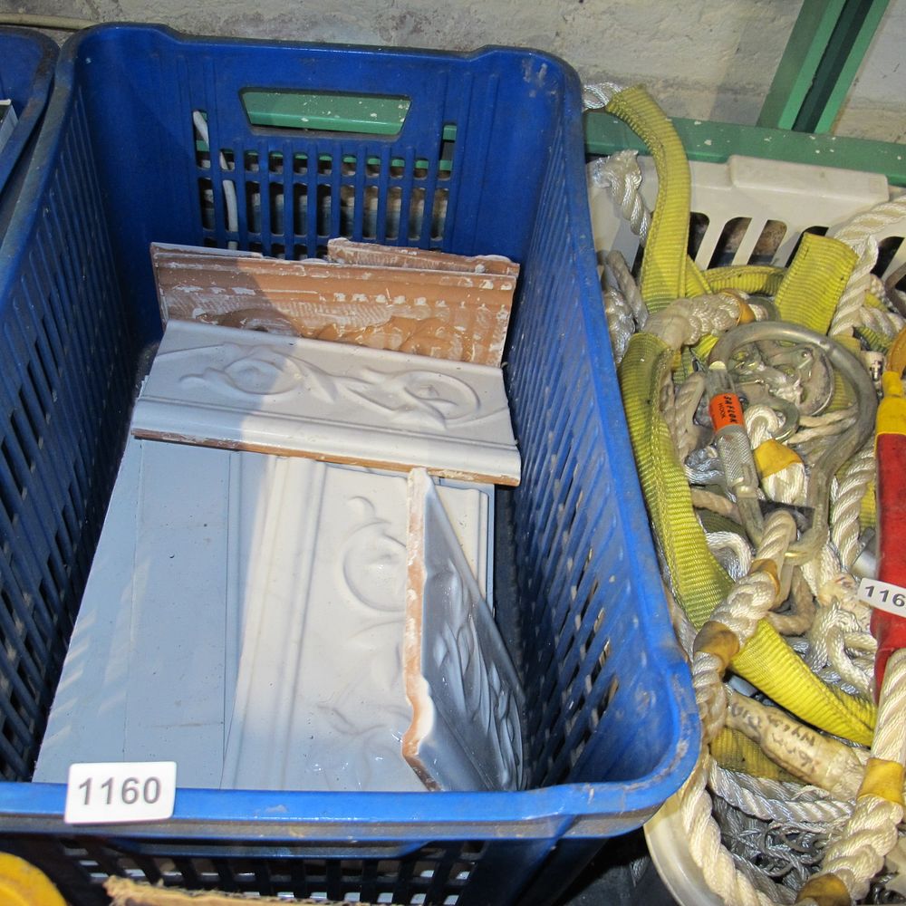 Lot 1160: tub of wall tiles