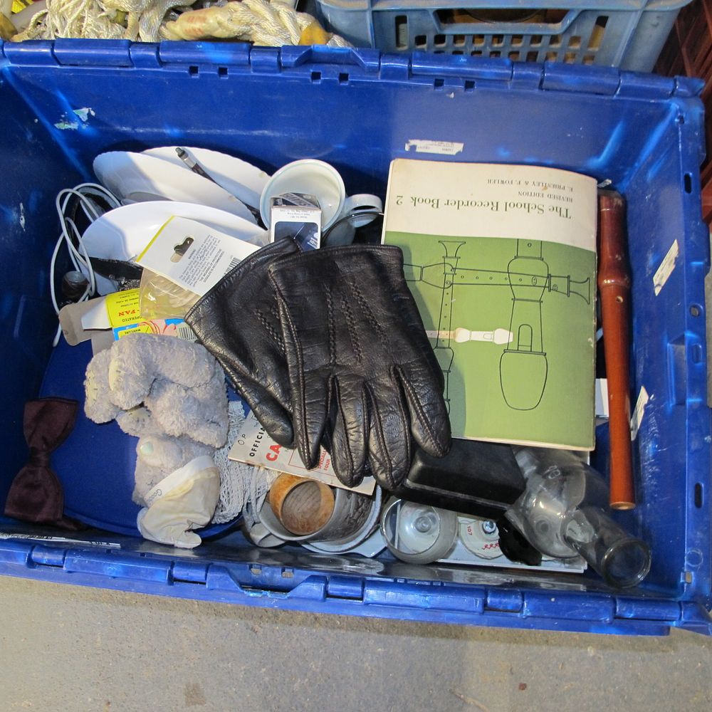 Lot 1163: box of misc