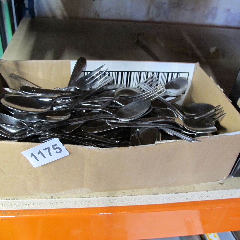 Lot 1175: box of cutlery