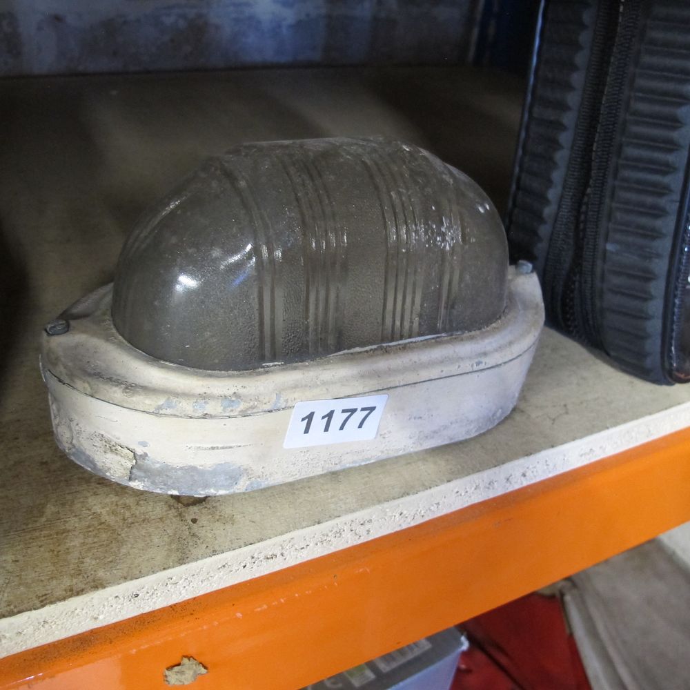 Lot 1177: outdoor light
