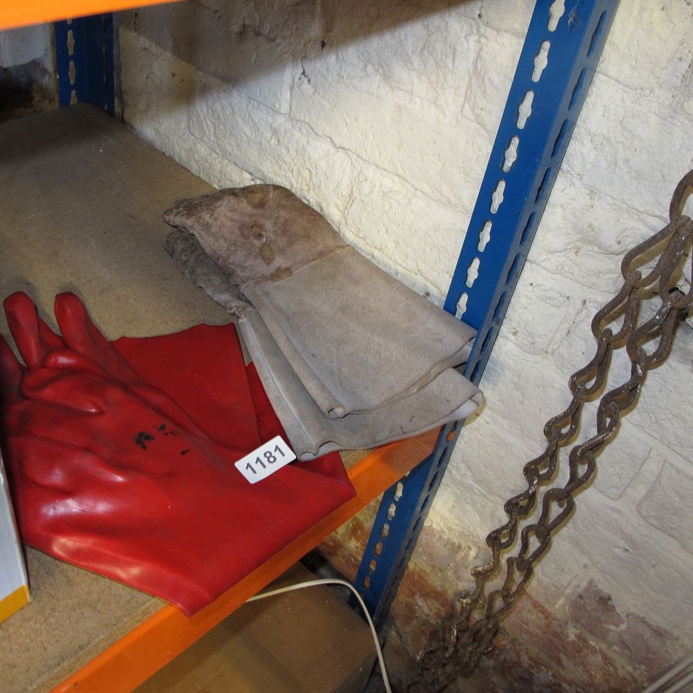 Lot 1181: heavy duty work gloves