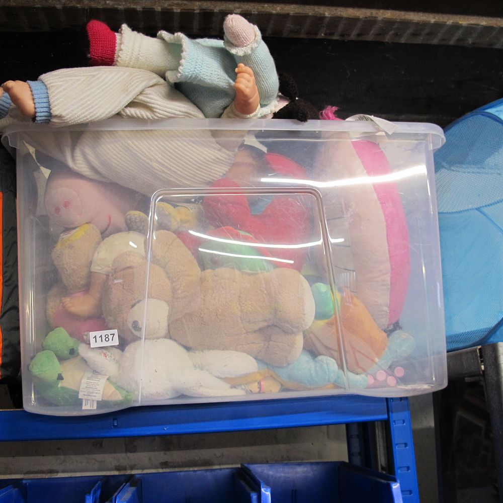Lot 1187: tub of dolls and teddys 