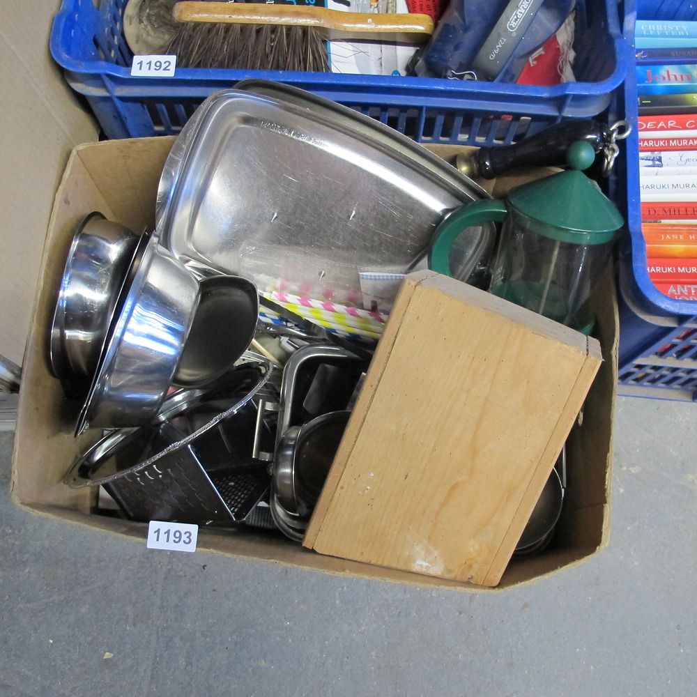Lot 1193: Box of misc