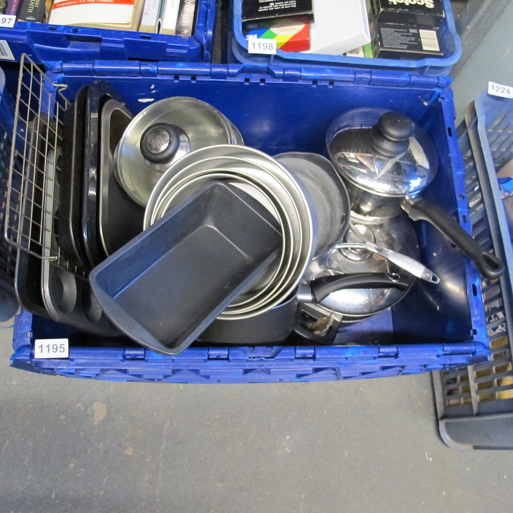 Lot 1195: Box of misc kitchen items