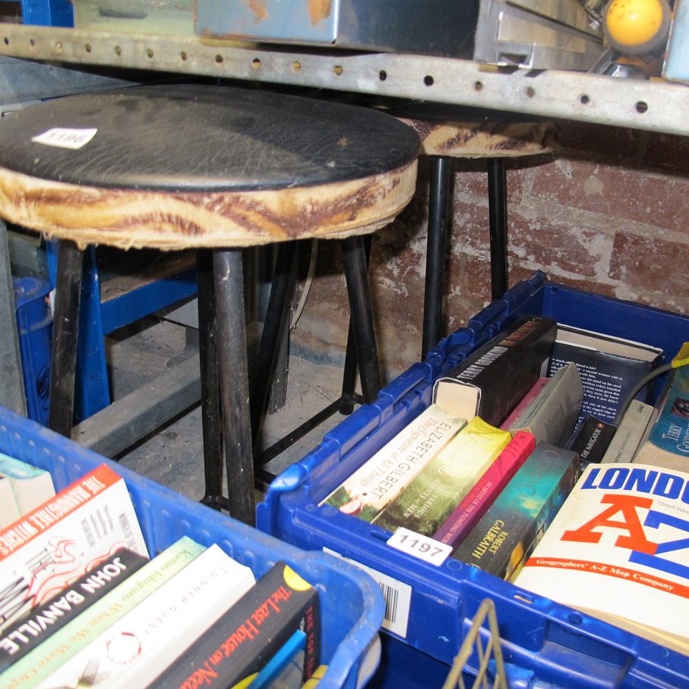 Lot 1196: 2 bar stools