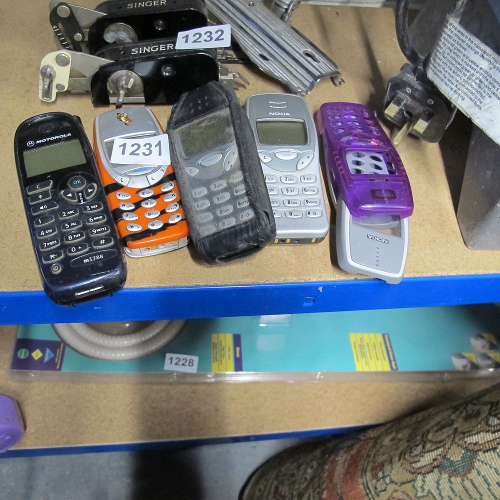 Lot 1231: qty of old mobile phones