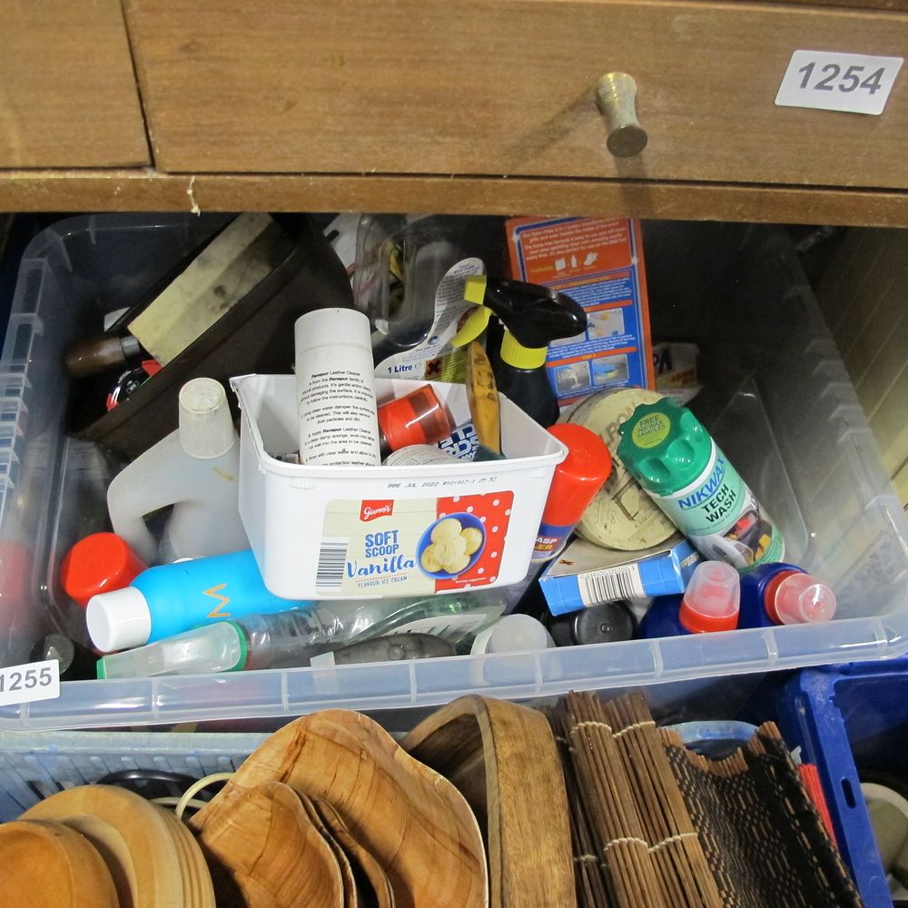 Lot 1255: box of misc